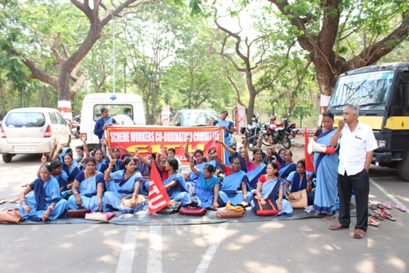 ବିଭିନ୍ନ ଦାବି ନେଇ ଓଡ଼ିଶା ଆଶାକର୍ମୀ ସଂଘ ପକ୍ଷରୁ କ୍ୟାପିଟାଲ ହସ୍ପିଟାଲ ସମ୍ମୁଖରେ ବିକ୍ଷୋଭ ପ୍ରଦର୍ଶନ