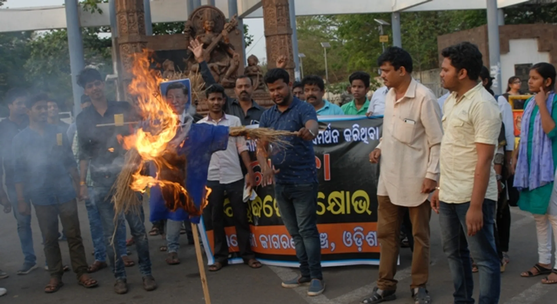 ସ୍ବଦେଶୀ ଜାଗରଣ ମଞ୍ଚ ପକ୍ଷରୁ ବାଣୀବିହାର ଫାଟକ ସମ୍ମୁଖରେ ଚୀନ୍‌ ରାଷ୍ଟ୍ରପତି ଜିନ୍‌ପିଙ୍ଗଙ୍କ କୁଶପୁତ୍ତଳିକା ଦାହ