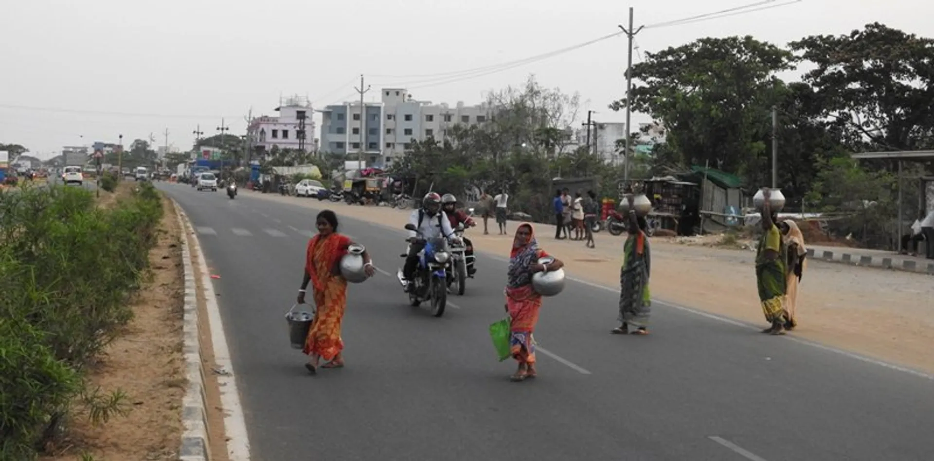 ଭୁବନେଶ୍ୱର : ପାଣ୍ଡରା ଗ୍ରାମର ମହିଳାମାନେ ଜାତୀୟ ରାଜପଥରେ ବିପଦସଂକୁଳ ଭାବେ ଜଗନ୍ନାଥ ନଗରରୁ ପାଣି ଆଣୁଛନ୍ତି। (ଫଟୋ: ବିଭୂତି)