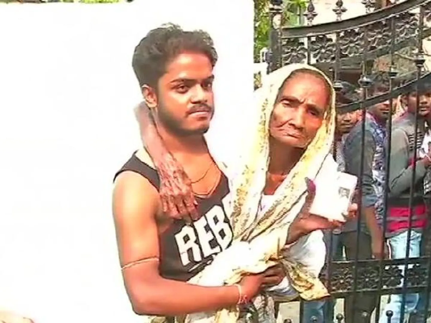 ନିଜର ୮୭ ବର୍ଷୀୟା ଦିବ୍ୟାଙ୍ଗ ମାଆଙ୍କୁ କାନ୍ଧେଇ ନେଇ ମତଦାନ କେନ୍ଦ୍ରରେ ପହଞ୍ଚିଲେ ଯୁବକ