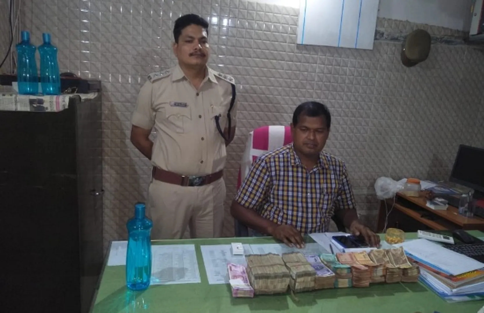 ଯାଞ୍ଚବେଳେ ଆହୁରି ୨୦ ଲକ୍ଷ ଟଙ୍କା ଜବତ