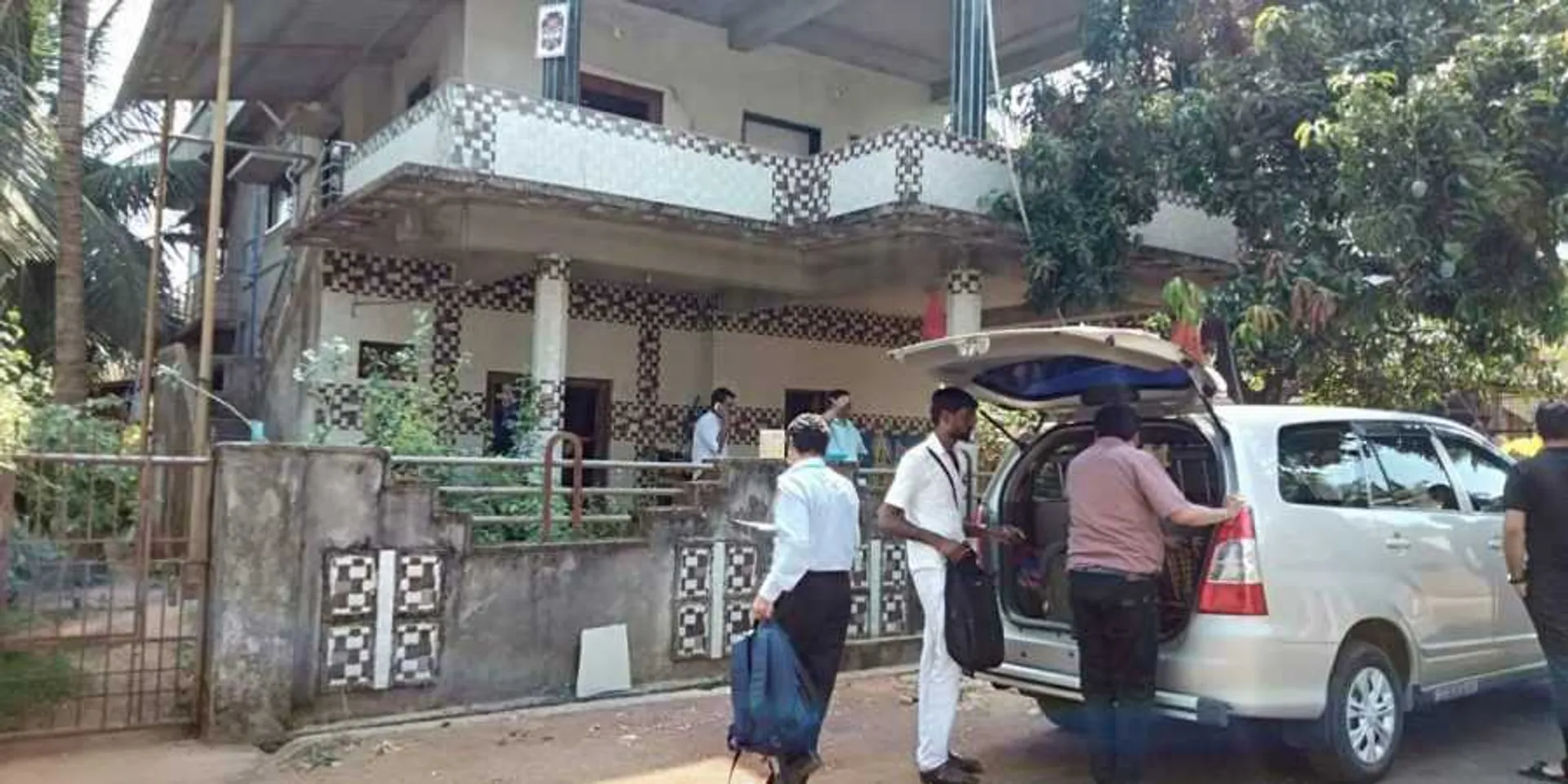 କର୍ଣ୍ଣାଟକ : ୩ ବିଜେପି ନେତାଙ୍କ ଘରୁ ମିଳିଲା ୮୩ ଲକ୍ଷ ଟଙ୍କା, ୫୬୦ ଗ୍ରାମ ସୁନା