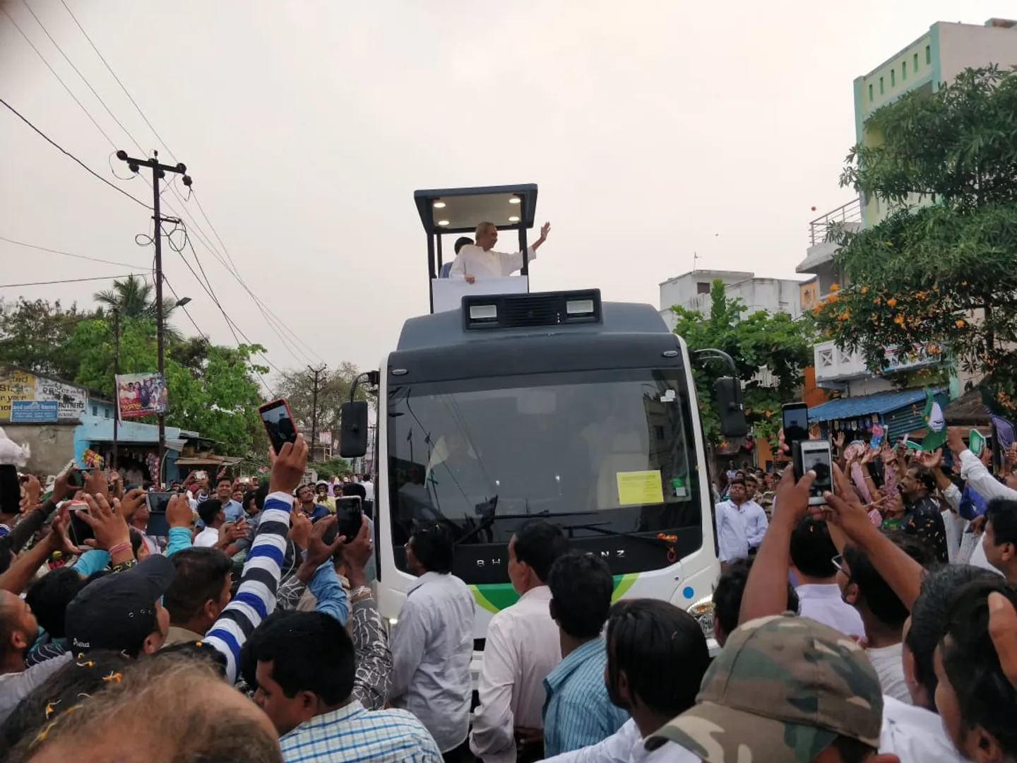 ଆଜି ସମ୍ବଲପୁରରେ ବିଜେଡି ସୁପ୍ରିମୋଙ୍କ ହାଇଟେକ୍‌ ରୋଡ୍‌ ସୋ’, ହେଲିକପ୍ଟର ଯୋଗେ ରେଙ୍ଗାଲିଠାରେ ଲ୍ୟାଣ୍ଡ କରି ବସ୍‌ରେ କରିବେ ପ୍ରଚାର