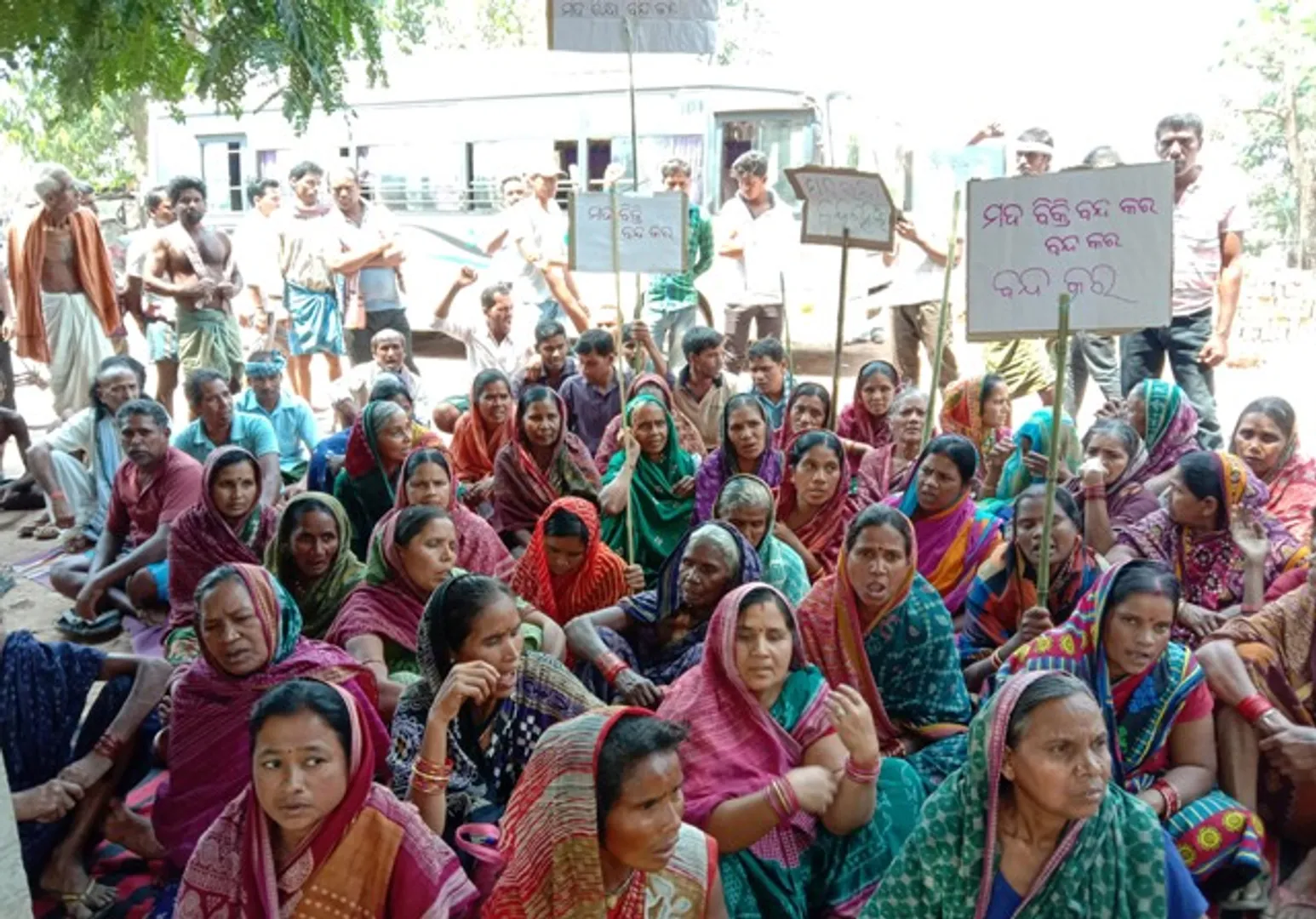 ମଦ ମାଫିଆଙ୍କ ଆକ୍ରମଣ ବିରୋଧରେ ବିଟ ହାଉସ୍‌ ଘେରିଲେ ମହିଳା