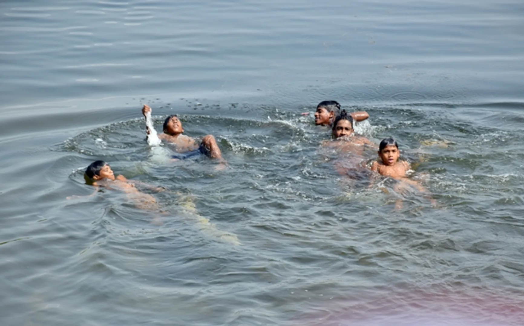 ପ୍ରବଳ ଖରାରେ ଗାଧୋଇବାର ମଜା ନେଉଛନ୍ତି ପିଲାମାନେ