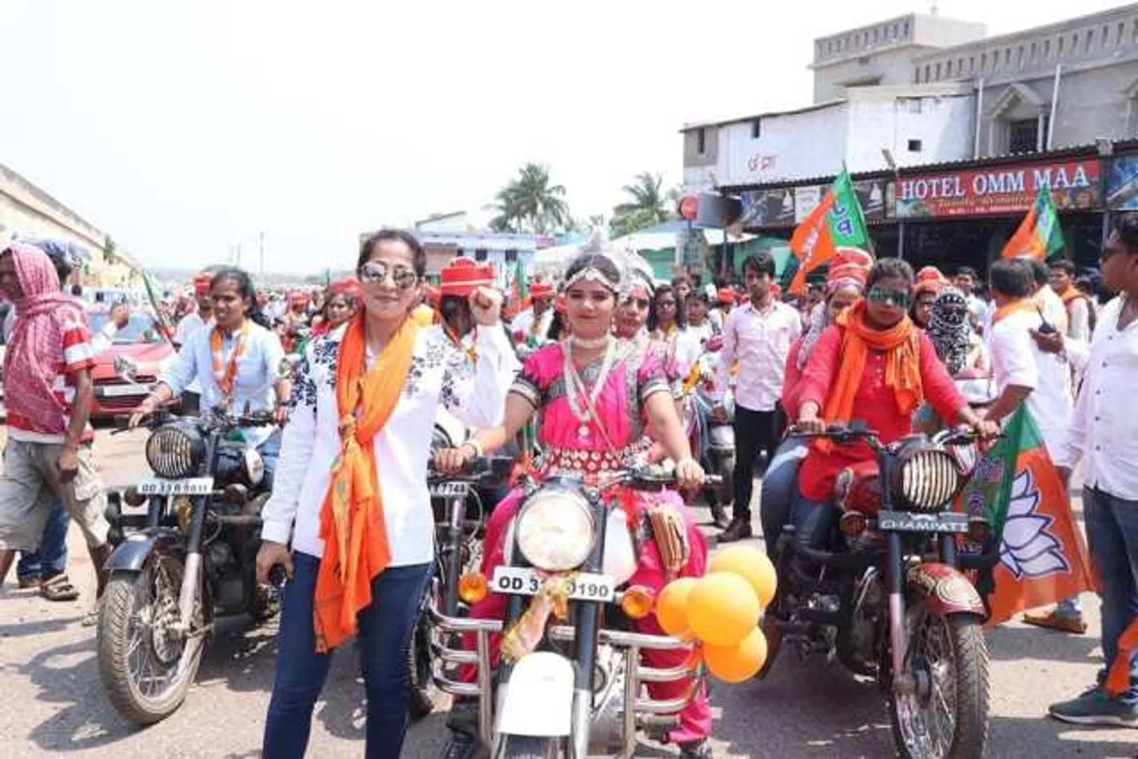 ପ୍ରଚାର ମୈଦାନରେ କିଛି ନିଆରା ଦୃଶ୍ୟ : ଓଡିଶୀ ପୋଷାକ ସହ ବୁଲେଟ ଚଳାଇ ଭୁବନେଶ୍ୱର ଲୋକସଭା ବିଜେପି ପ୍ରାର୍ଥୀ ଅପରାଜିତା ଷଡଙ୍ଗୀଙ୍କ ପାଇଁ ପ୍ରଚାର କରୁଛନ୍ତି ଯୁବତୀ!