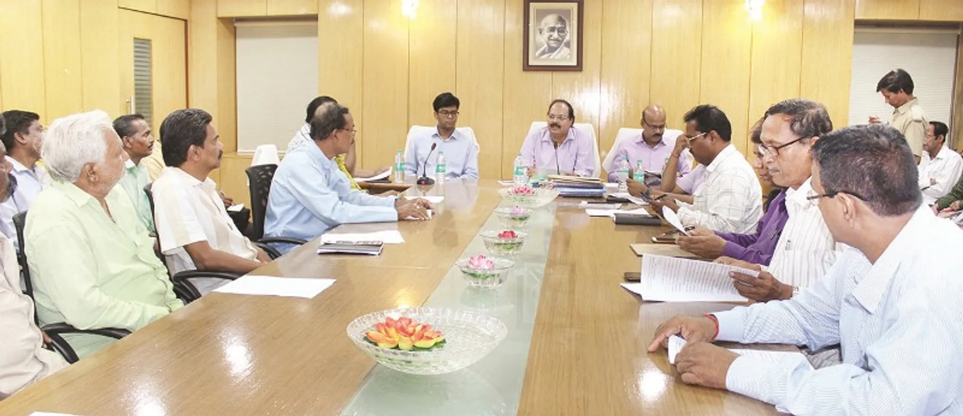 ମୁଖ୍ୟ ନିର୍ବାଚନ ଅଧିକାରୀ ଓ ରାଜନୈତିକ ଦଳଙ୍କ ସହ ବୈଠକ : ନିର୍ବାଚନ ଖର୍ଚ୍ଚ ପ୍ରାର୍ଥୀ ରେଜିଷ୍ଟରରେ ଲେଖି ରଖିବେ