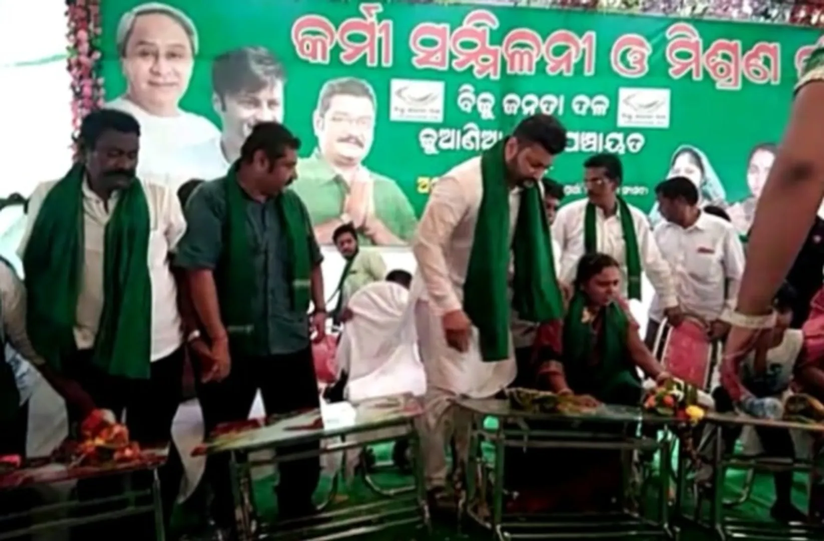 କର୍ମୀ ସମ୍ମିଳନୀ ବେଳେ ମଞ୍ଚ ଦବିଲା : ବର୍ତ୍ତିଲେ ଅନୁଭବ, ପ୍ରତାପ
