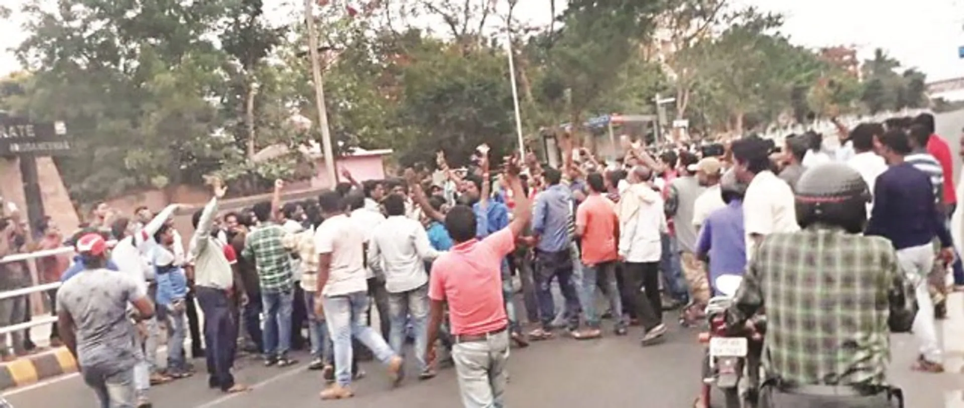 ଜୟଦେବ ବିହାର ଛକରେ ଡ୍ରାଇଭରଙ୍କ ରାସ୍ତାରୋକ