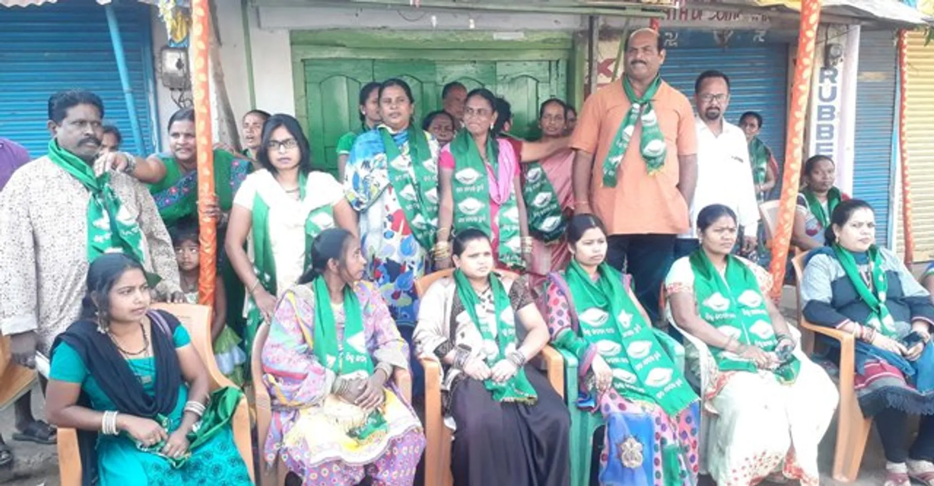 ପ୍ରଦୀପଙ୍କ ଭାଇରାଲ୍‌ ଭିଡିଓକୁ ନେଇ ମୁହାଁମୁହିଁ : ରାସ୍ତାକୁ ଓହ୍ଲାଇଲେ ବିଜେଡି, କଂଗ୍ରେସ ମହିଳା ବାହିନୀ