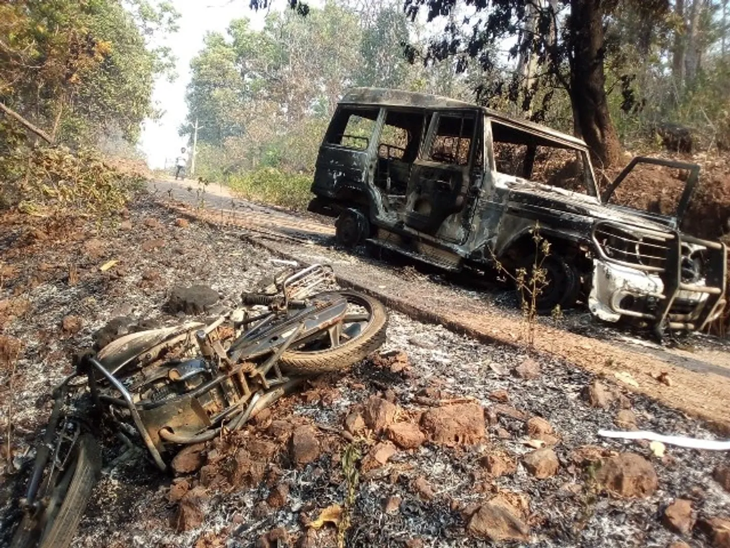 ପୋଲିଂ ଗାଡ଼ି ଉପରେ ମାଓ ହମ୍‌ଲା : ଗୁଳିମାଡ଼ରେ ମହିଳା ସୁପର୍‌ଭାଇଜରଙ୍କ ମୃତ୍ୟୁ, ଲ୍ୟାଣ୍ଡମାଇନ୍ ବି‌ସ୍ଫୋରଣ କରି ୨ଟି ଗାଡ଼ି ଉଡ଼ାଇଲେ