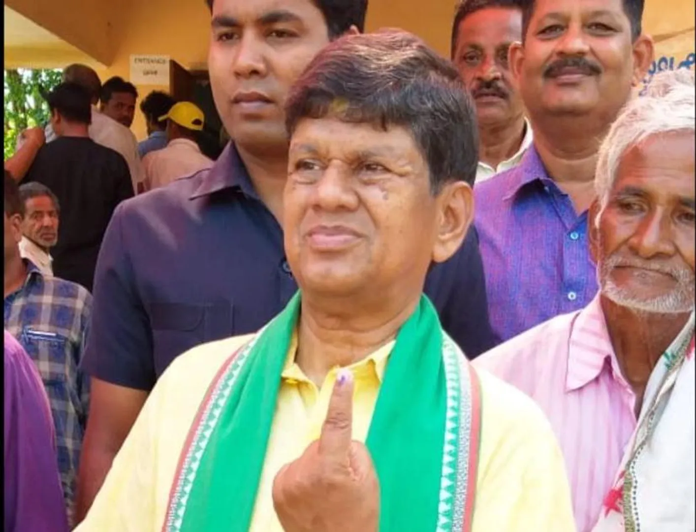 ଖଣ୍ଡପଡ଼ାରେ ନିଜର ମତଦାନ ଅଧିକାର ସାବ୍ୟସ୍ତ କଲେ ବିଜେଡି ବିଧାନସଭା ପ୍ରାର୍ଥୀ ସୌମ୍ୟରଂଜନ ପଟ୍ଟନାୟକ
