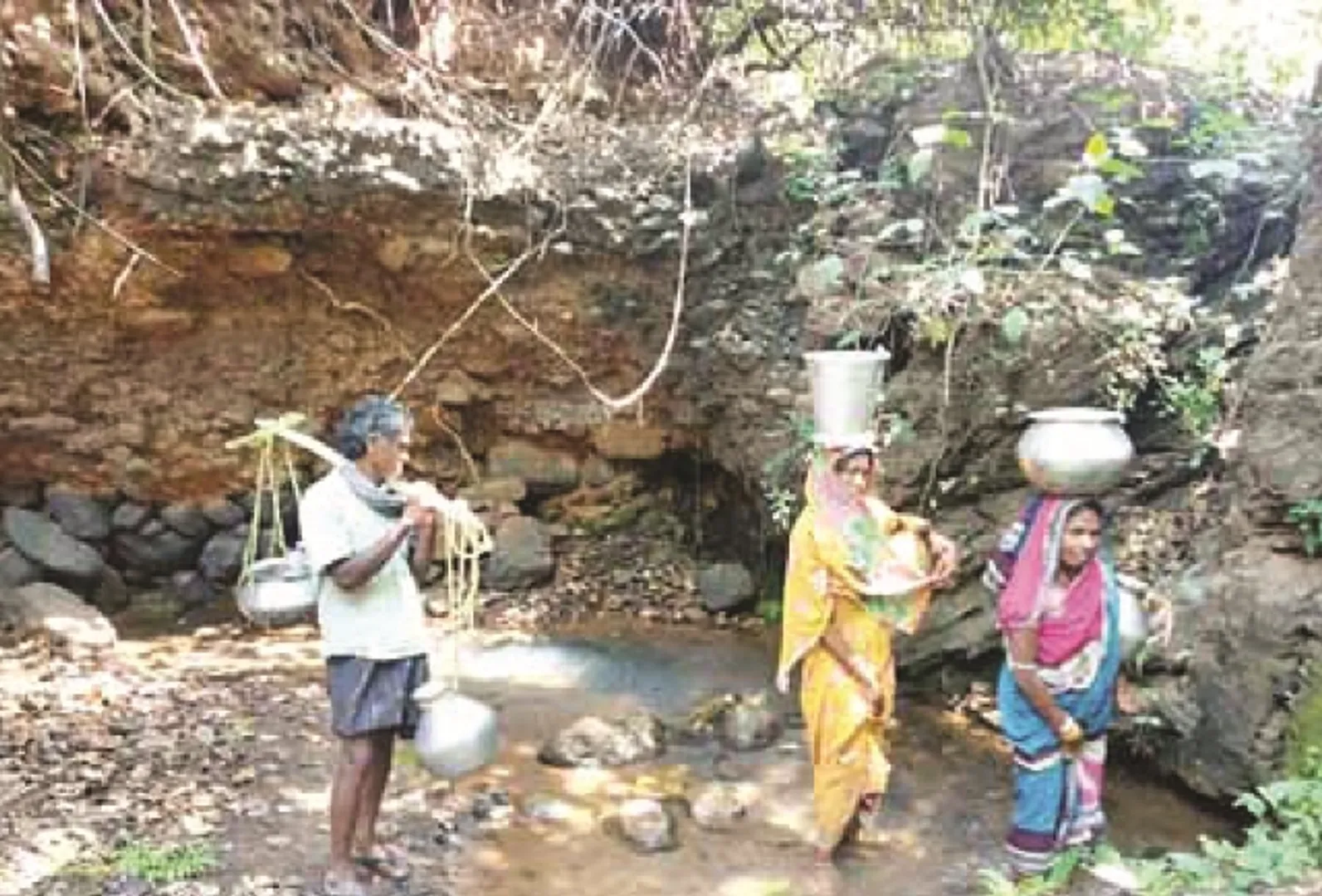ସୁଧୁରୁନି ପାନୀୟ ଜଳ ସମସ୍ୟା : ଗୁମ୍ଫାଝର ଉପରେ ନିର୍ଭର କରୁଛନ୍ତି ୪୦ ପରିବାର