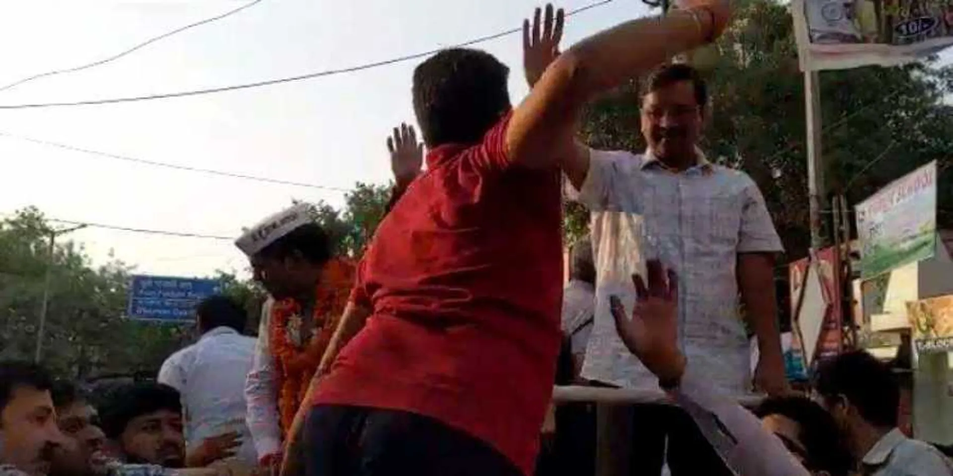 ପୂର୍ବତନ ଆପ୍‌ କର୍ମକର୍ତ୍ତାଙ୍କ ଉନ୍ମତ୍ତ କାଣ୍ଡ: କେଜ୍ରିଓ୍ଵାଲଙ୍କୁ ଚାପୁଡ଼ା ମାରି ଗିରଫ ହେଲେ