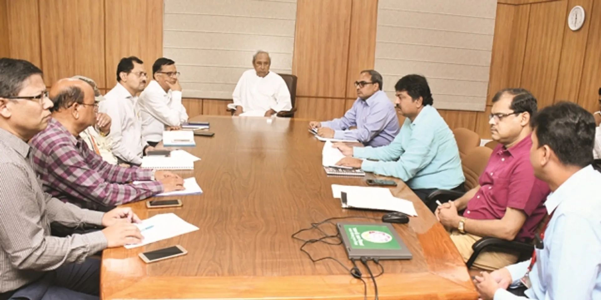 ଲୋକଙ୍କୁ ଆଶ୍ବାସନା ଦେଲେ ନବୀନ : ୩ରେ ପ୍ରଭାବିତ ଅଞ୍ଚଳର ସରକାରୀ, ଘରୋଇ ଅଫିସ୍ ବନ୍ଦ, ବାତ୍ୟା ପରିଚାଳନା ସହ ସଂପୃକ୍ତ କାର୍ଯ୍ୟାଳୟ ଖୋଲା ରହିବ, ସଚିବାଳୟ, ଏସ୍‌ଆର୍‌ସି ଅଫିସ୍‌ରେ ପ୍ରସ୍ତୁତି ତଦାରଖ