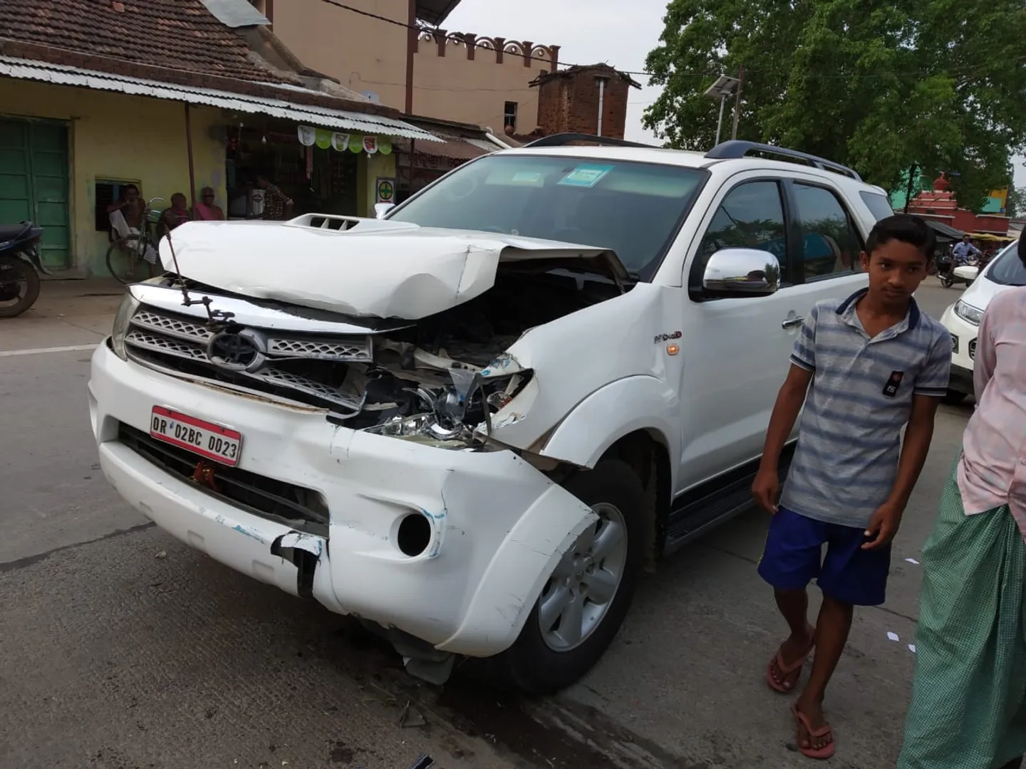 ସୁବର୍ଣ୍ଣପୁର: ଟ୍ୟାଙ୍କରକୁ ପଛପଟୁ ପିଟିଲା କାର୍‌, ଅଳ୍ପକେ ବର୍ତ୍ତିଲେ କେଭି ସିଂହଦେଓ-ସଂଗୀତା