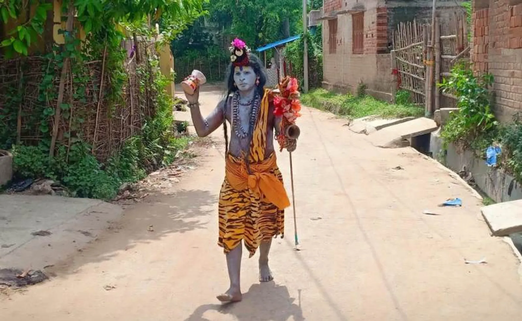 ପେଟ ପାଇଁ ନାଟ, ମହାଦେବଙ୍କ ବେଶରେ ଭିକ୍ଷାବୃତ୍ତି। (ଫଟୋ: ମନୋଜ, ବାଲେଶ୍ୱର)