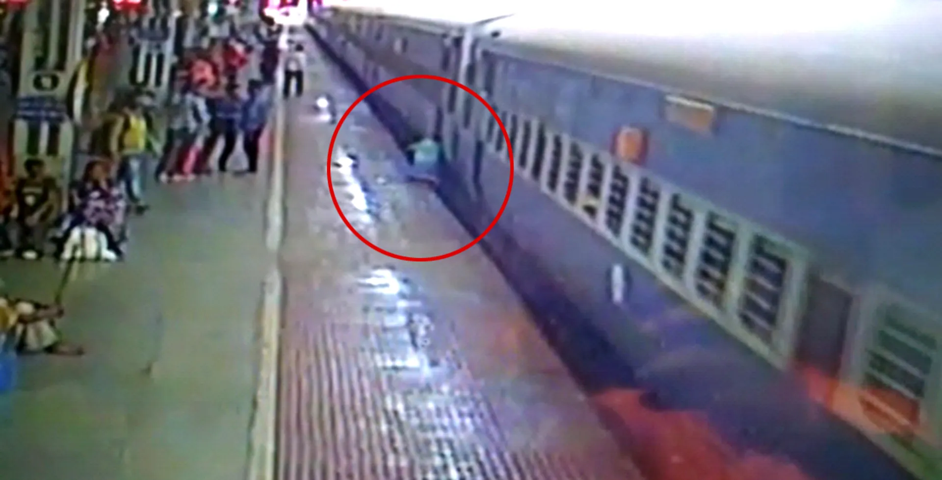 ମୃତ୍ୟୁ ସହ ମୁହାଁମୁହିଁ ! ଟ୍ରେନ ଚକାତଳୁ ଅଳ୍ପକେ ବର୍ତ୍ତିଲେ ଯାତ୍ରୀ