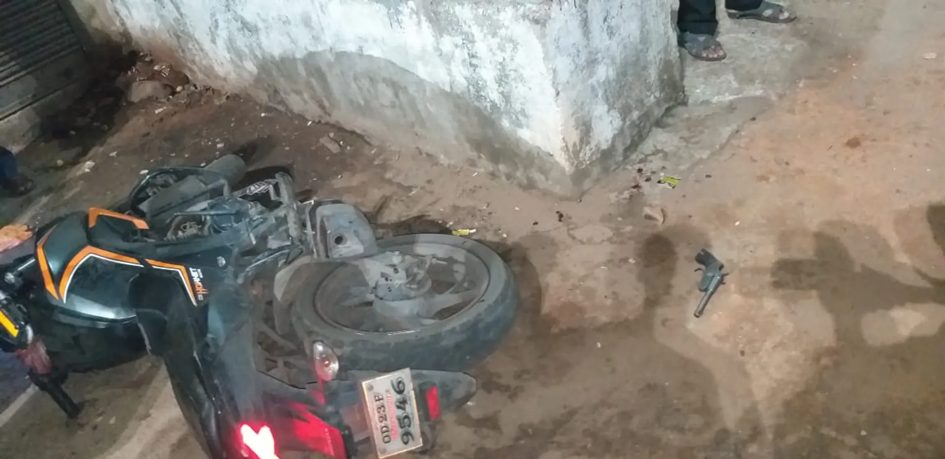 ବ୍ରଜରାଜନଗର ପୁରୁଣା ବସ୍‌ଷ୍ଟାଣ୍ଡ ନିକଟରେ ଗୁଳିକାଣ୍ଡ,୧ ଗୁରୁତର