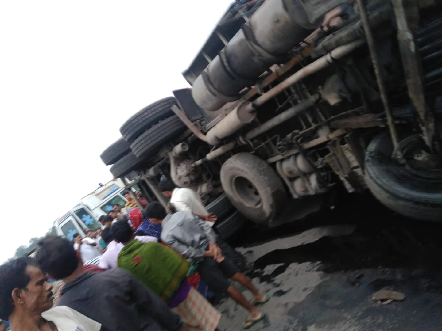 ଝାରସୁଗୁଡ଼ା: ବାଇକ୍‌ ଆରୋହୀଙ୍କ ଉପରେ ଚଢ଼ିଗଲା ଟ୍ୟାଙ୍କର, ୨ ଜଣଙ୍କ ମୃତ୍ୟୁ ପରେ ଉତ୍ତେଜିତ ଲୋକଙ୍କର ରାସ୍ତାରୋକ