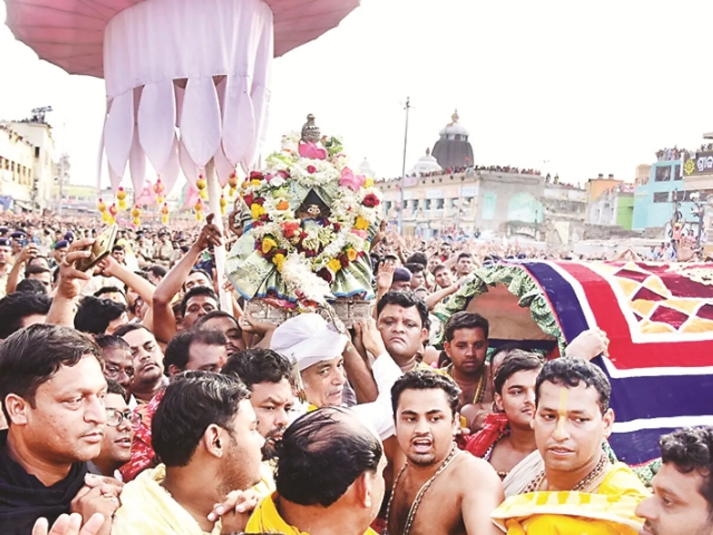 ବାହୁଡ଼ିଲେ ତିନି ଠାକୁର : ଶ୍ରୀନଅରରେ ଲକ୍ଷ୍ମୀ-ନାରାୟଣ ଭେଟ