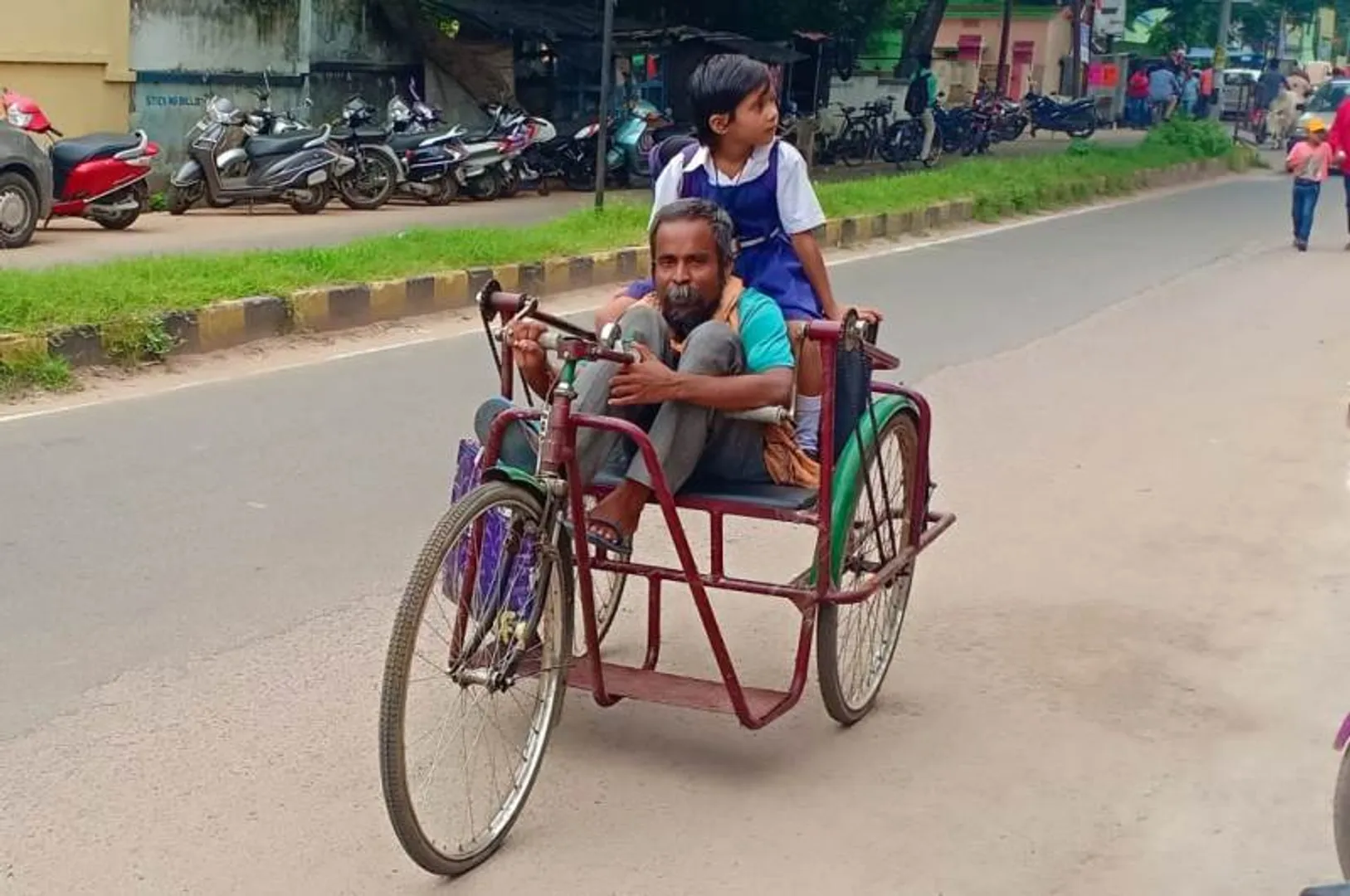 ବାଲେଶ୍ୱର: ଦିବ୍ୟାଙ୍ଗଙ୍କ ଟ୍ରାଇ ସାଇକେଲ୍‌ରେ ଶୈଶବ ଛାତ୍ରୀ।