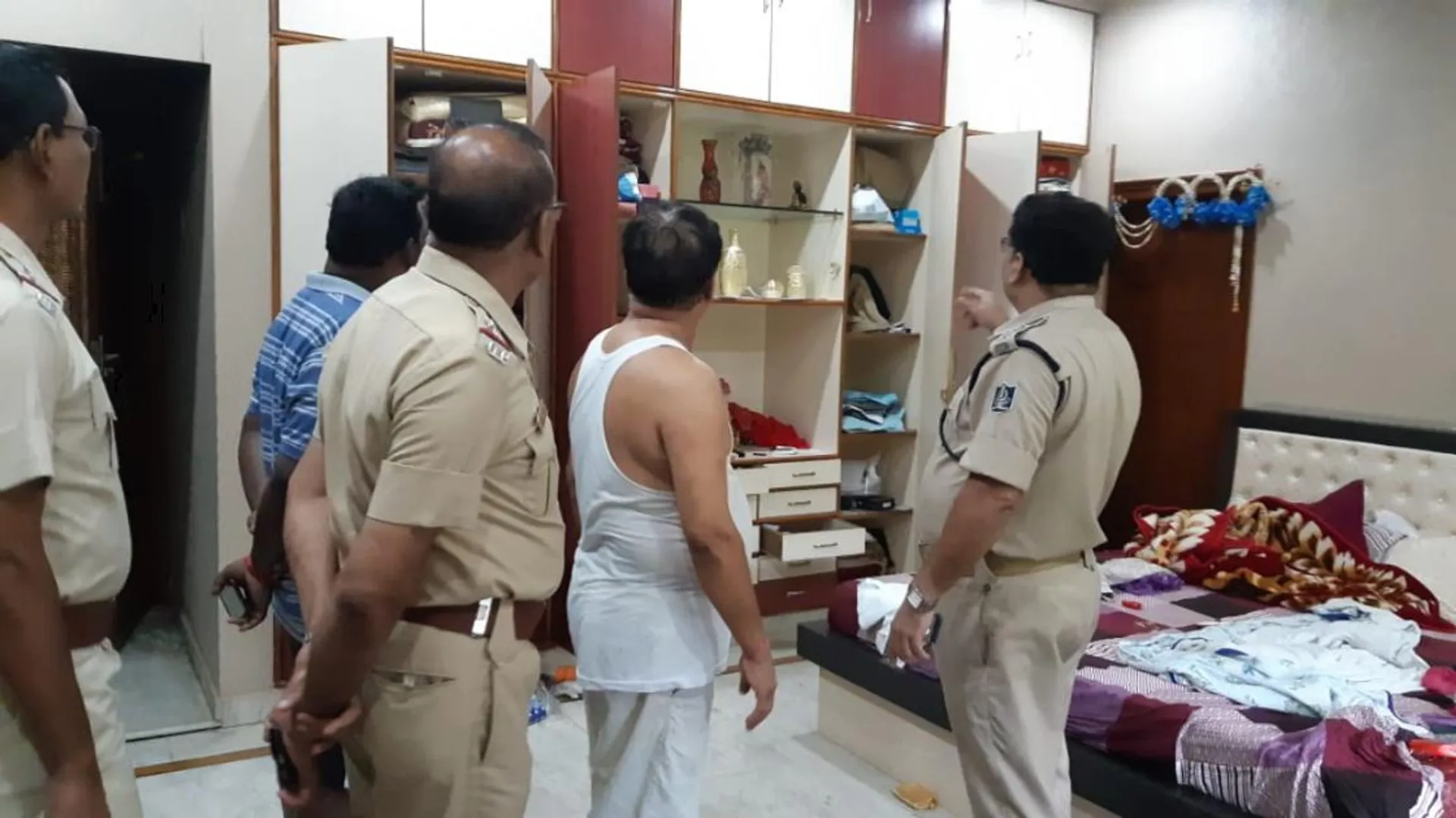 ଝାରସୁଗୁଡ଼ା: ବ୍ୟବସାୟୀଙ୍କ ଘରୁ ଲକ୍ଷାଧିକ ଟଙ୍କାର ସୁନା ଗହଣା ଓ ରୁପା ମୁଦ୍ରା ନେଇ ଗଲେ ୧୨ ଜଣ ଡକାୟତ