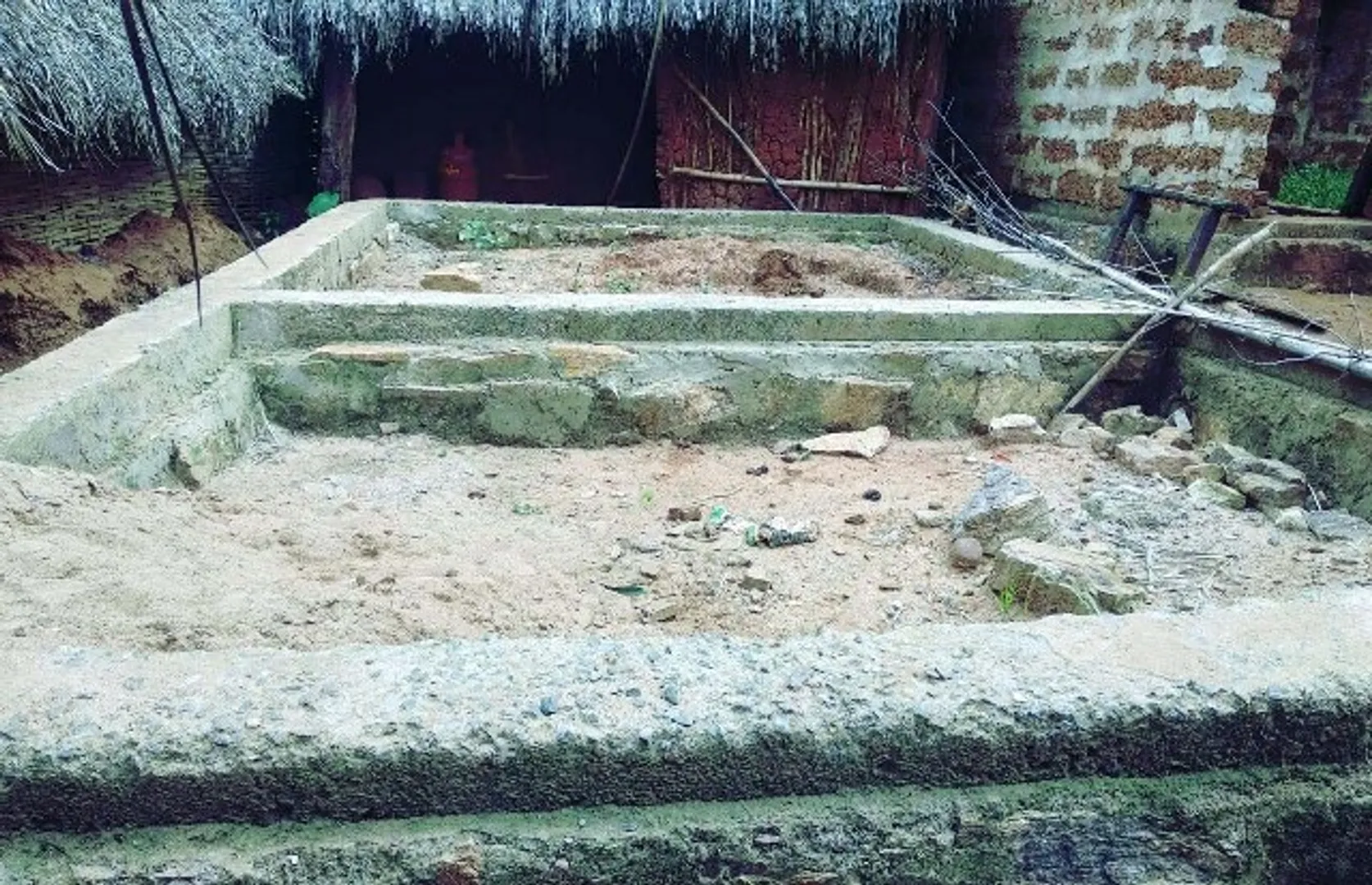 ଆଦିବାସୀ ଇଲାକାରେ ଆବାସ ଯୋଜନାର ଦୟନୀୟ ଚିତ୍ର : ଆବାସ ଟଙ୍କା ଧରି ଠିକାଦାର ଛୁ, ହିତାଧିକାରୀ ହନ୍ତସନ୍ତ
