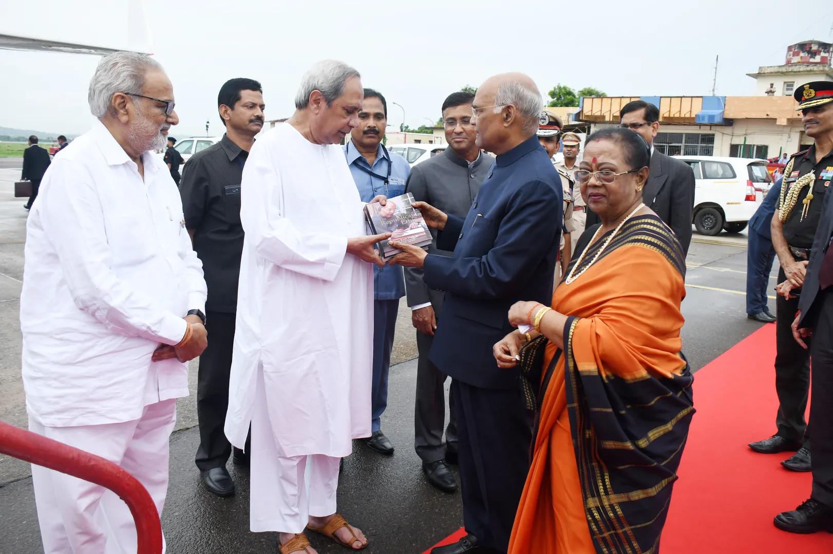 ବିଜୁ ପଟ୍ଟନାୟକ ବିମାନ ବନ୍ଦରରେ ରାଷ୍ଟ୍ରପତି ରାମନାଥ କୋବିନ୍ଦ  ‘ଦି ରିପ୍ଲବିକାନ୍‌ ଏଥିକସ୍‌’ ପୁସ୍ତକ ମୁଖ୍ୟମନ୍ତ୍ରୀ ନବୀନ ପଟ୍ଟନାୟକଙ୍କୁ ପ୍ରଦାନ କରୁଛନ୍ତି