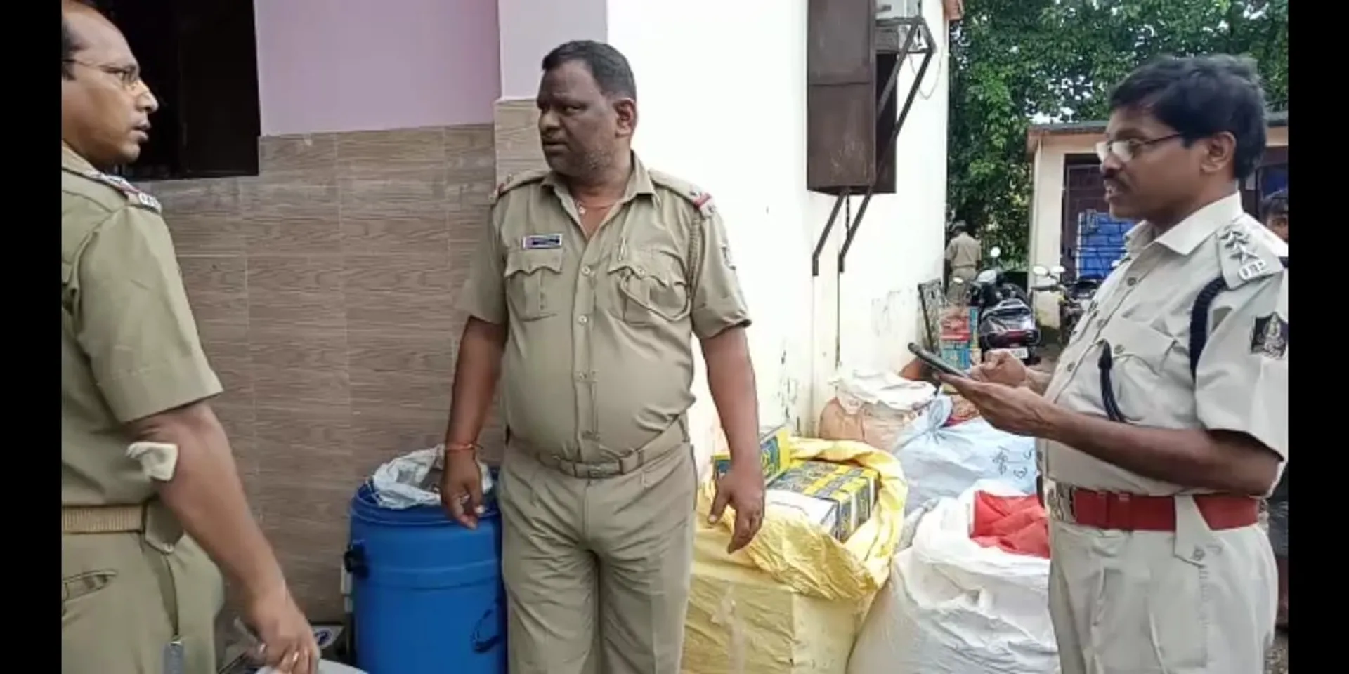 ଭଦ୍ରକ ପୁରୁଣା ବଜାରରେ ନକଲି ଜର୍ଦ୍ଦା କାରଖାନା ଠାବ, ୩ ଅଟକ