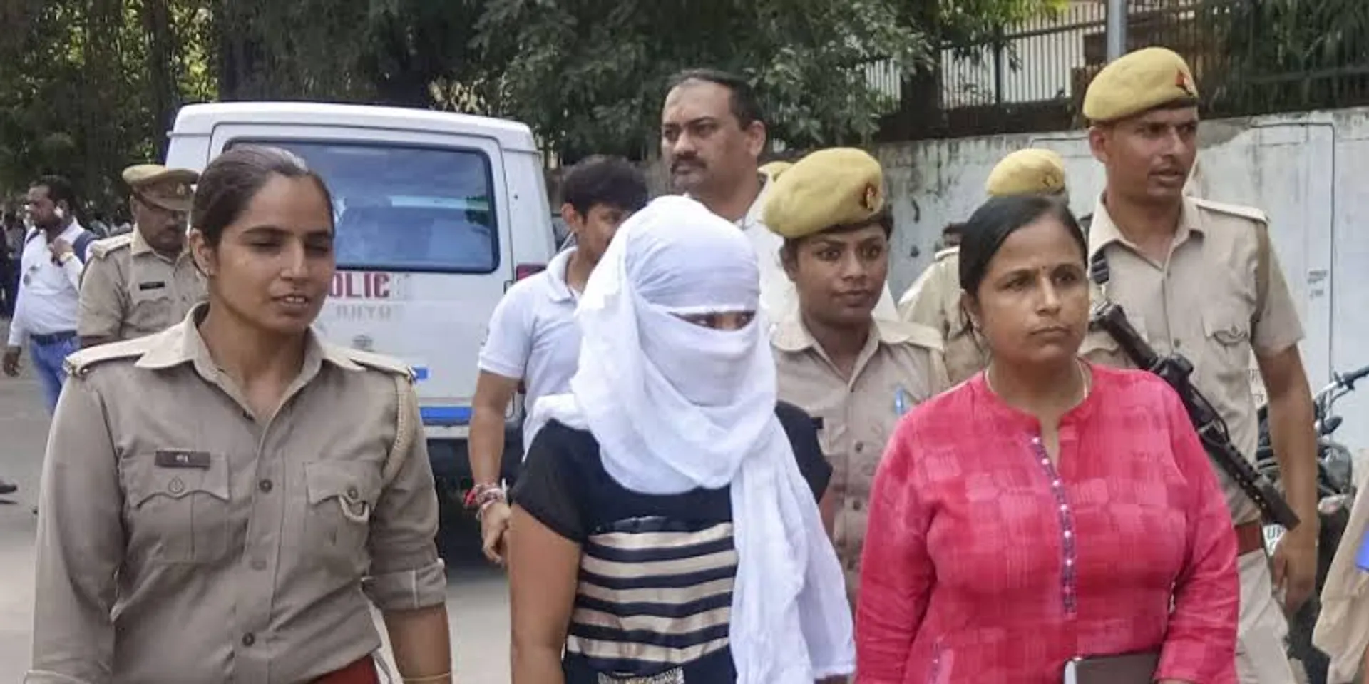 ସ୍ୱୀମୀ ଚିନ୍ମୟାନନ୍ଦଙ୍କ ବିରୋଧରେ ଦୁଷ୍କର୍ମ ଅଭିଯୋଗ ଆଣିଥିବା ଆଇନ୍‌ ଛାତ୍ରୀ ବଳପୂର୍ବକ ଅର୍ଥ ଆଦାୟ ଅଭିଯୋଗରେ ଗିରଫ, ୧୪ ଦିନ ପାଇଁ ଜେଲ ଗଲେ