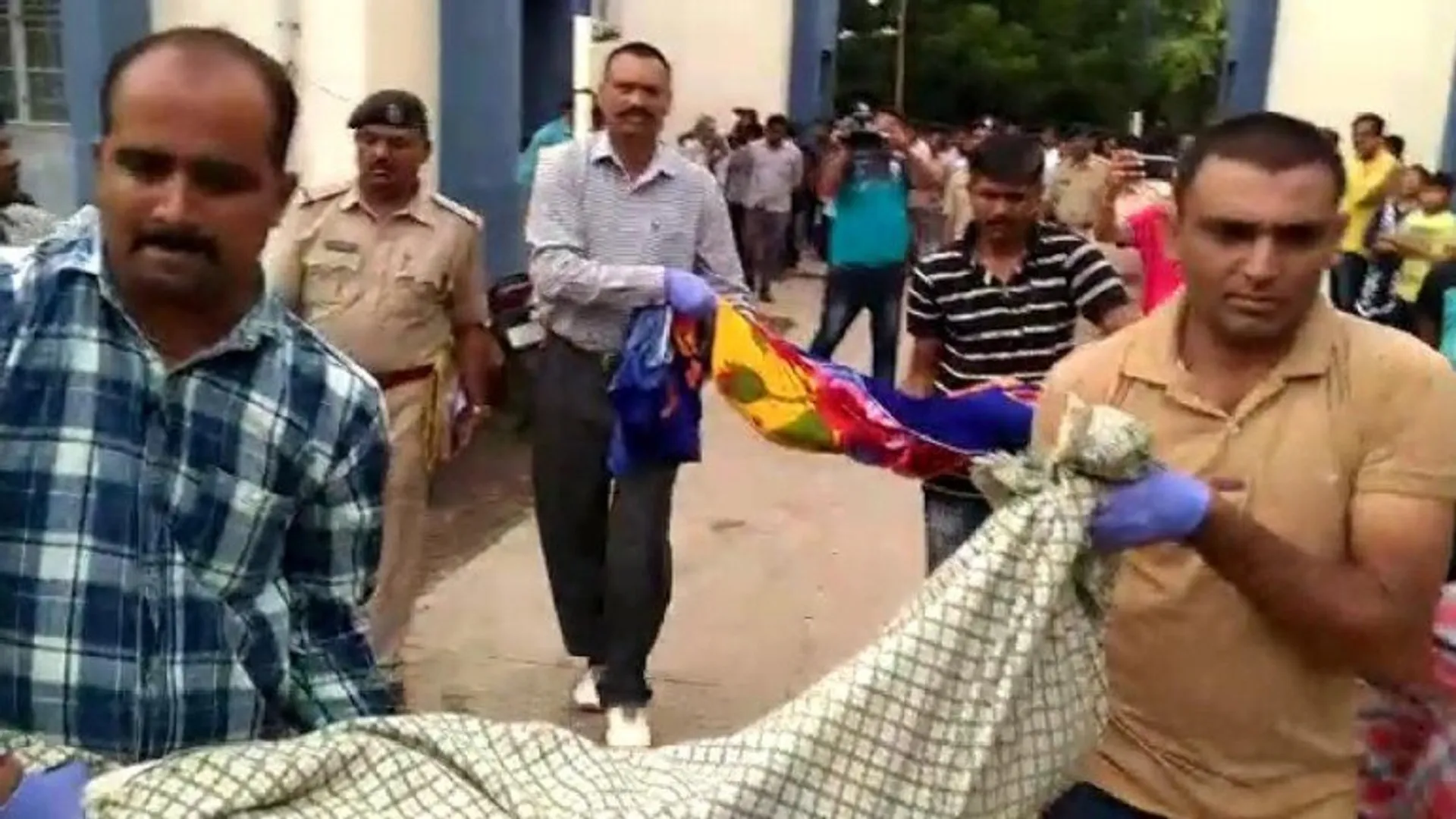 ସ୍ତ୍ରୀ ସହ ଝଗଡ଼ା କରି ୧୦ ବର୍ଷରୁ କମ୍‌ ତିନି ପୁଅଙ୍କ ତଣ୍ଟି କାଟି ହତ୍ୟାକଲେ ଗୁଜରାଟ ପୁଲିସ