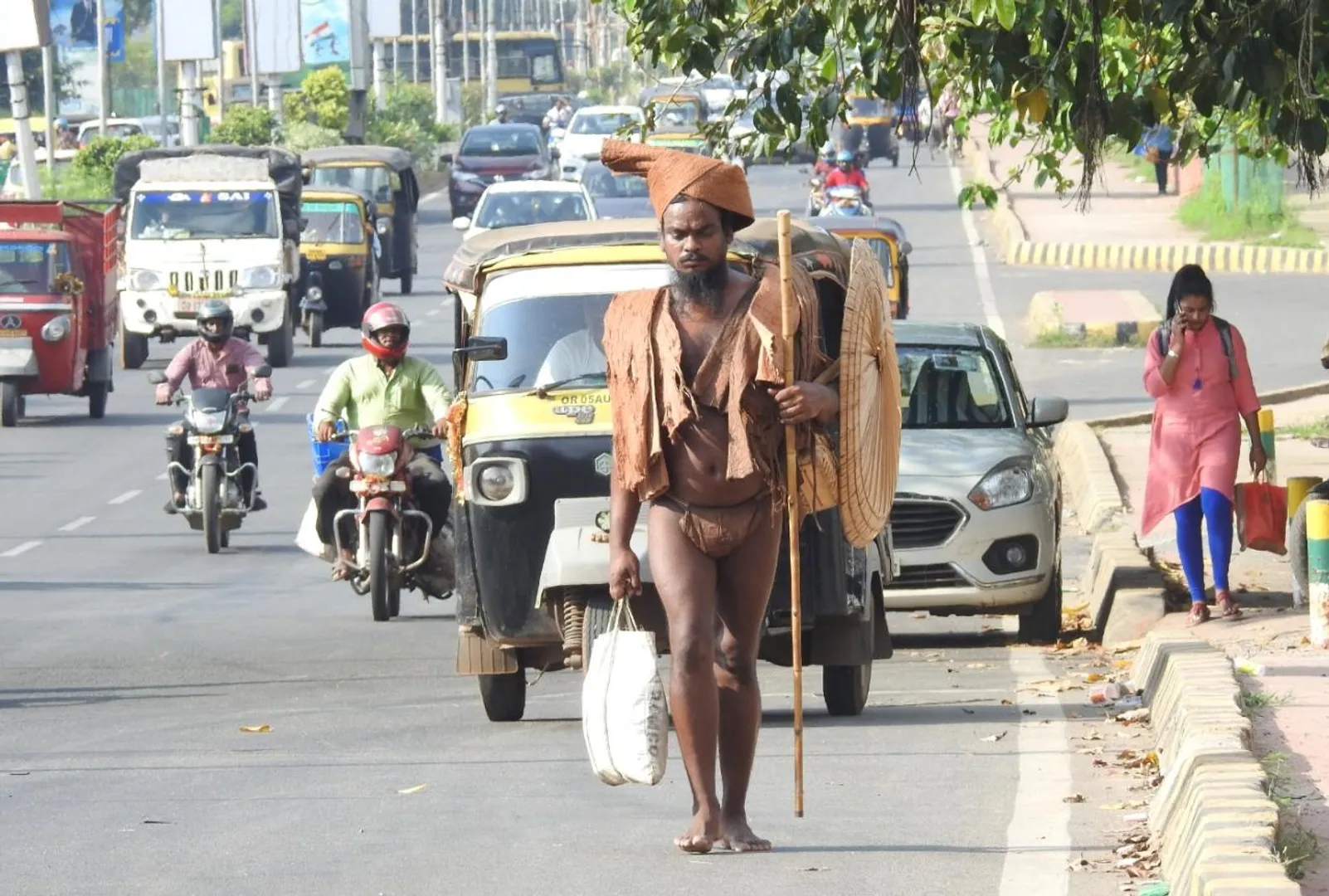 ରାଜପଥରେ ବକଳଧାରୀ ବାବା। (ଫଟୋ: ବିଭୂତି, ଭୁବନେଶ୍ୱର)