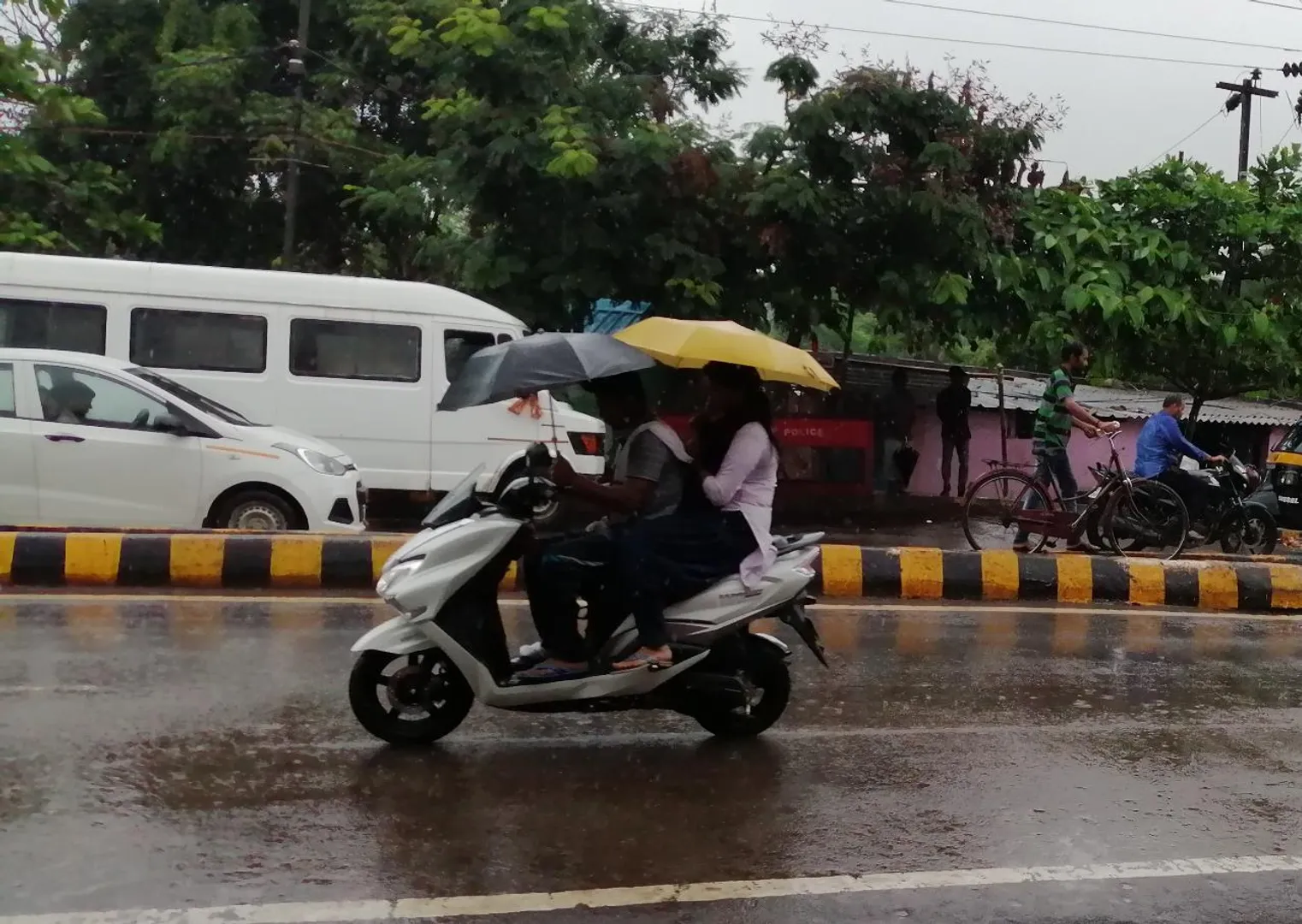 ବର୍ଷାକୁ ନାହିଁ ଡର। (ଫଟୋ: ବିଭୂତି, ଭୁବନେଶ୍ୱର)