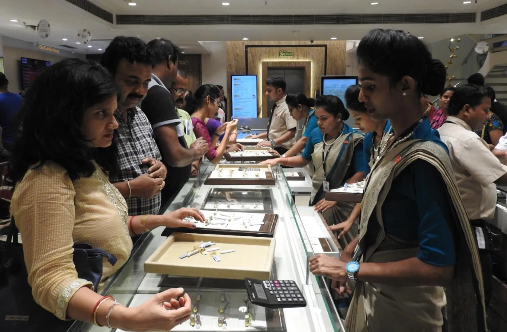 ‘ଧନତେରସ’ରେ ଭୁବନେଶ୍ୱରସ୍ଥିତ ଏକ ଗହଣା ଦୋକାନରେ ଗ୍ରାହକଙ୍କ ଭିଡ଼। (ଫଟୋ: ବିଭୂତି)