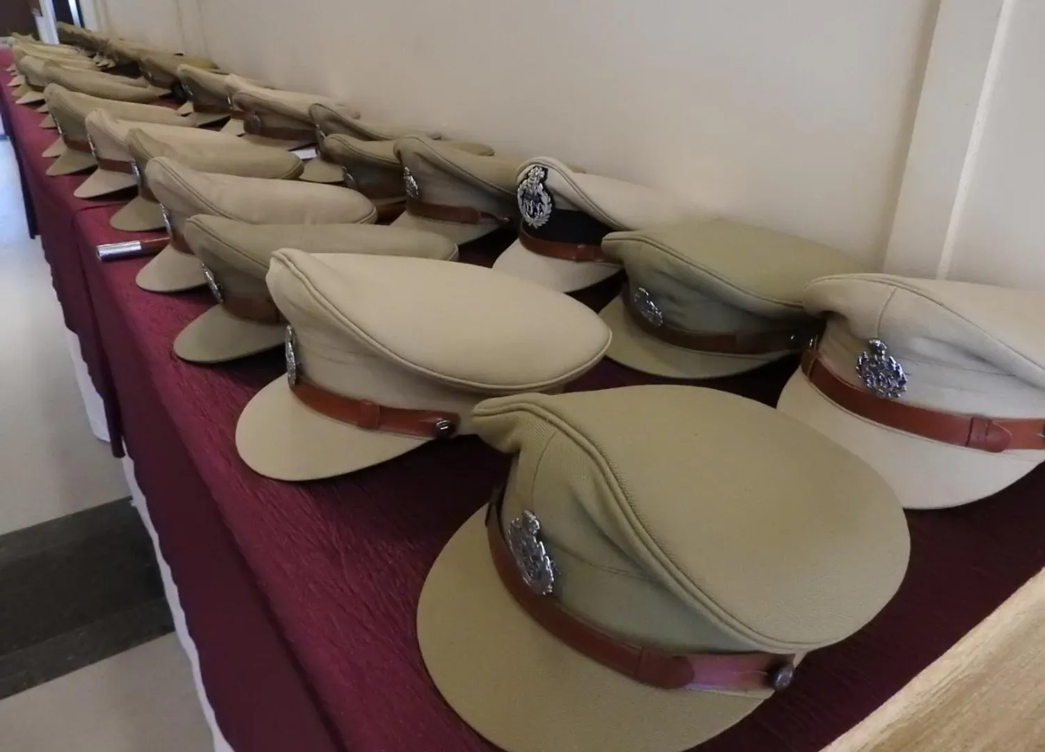 ପୁଲିସ ଭବନରେ କମାଣ୍ଡାଣ୍ଟ ସମ୍ମିଳନୀରେ ରଖାଯାଇଥିବା କ୍ୟାପ୍‌। (ଫଟୋ: ବିଭୂତି, ଭୁବନେଶ୍ୱର)