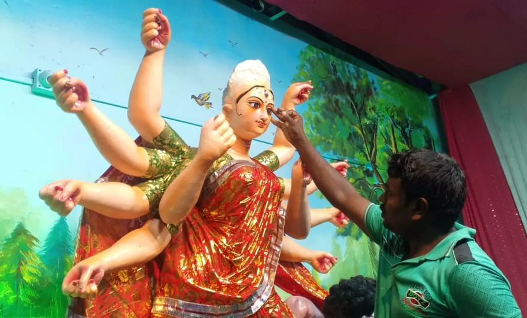 ବାଲେଶ୍ୱର: ମା’ଙ୍କର ଶେଷ ସ୍ପର୍ଶ। (ଫଟୋ: ମନୋଜ ବିଶ୍ୱାଳ)