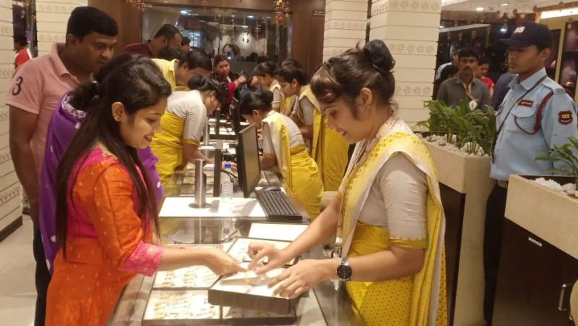 ‘ଧନତେରସ’ରେ ଗହଣା କିଣୁଛନ୍ତି ଗ୍ରାହକ। (ଫଟୋ: ମନୋଜ, ବାଲେଶ୍ୱର)