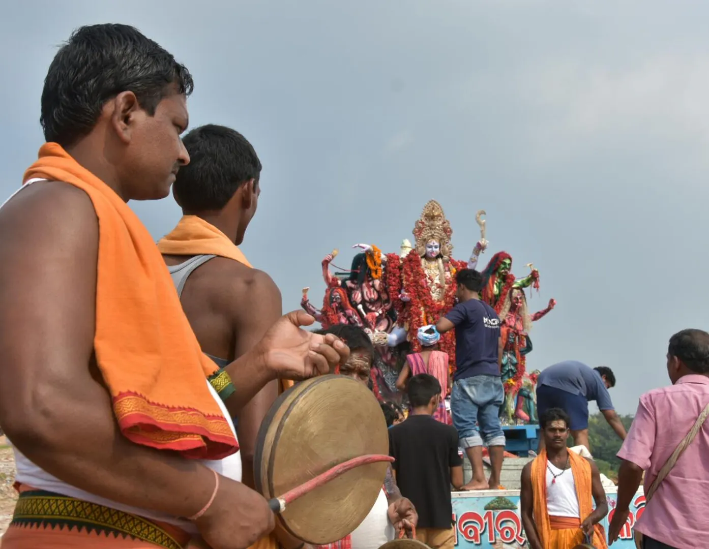 କଟକ: ମା’ କାଳୀଙ୍କ ପ୍ରତିମା ଭସାଣୀ ପାଇଁ ଶୋଭାଯାତ୍ରା। (ଫଟୋ: ସୌମ୍ୟ)