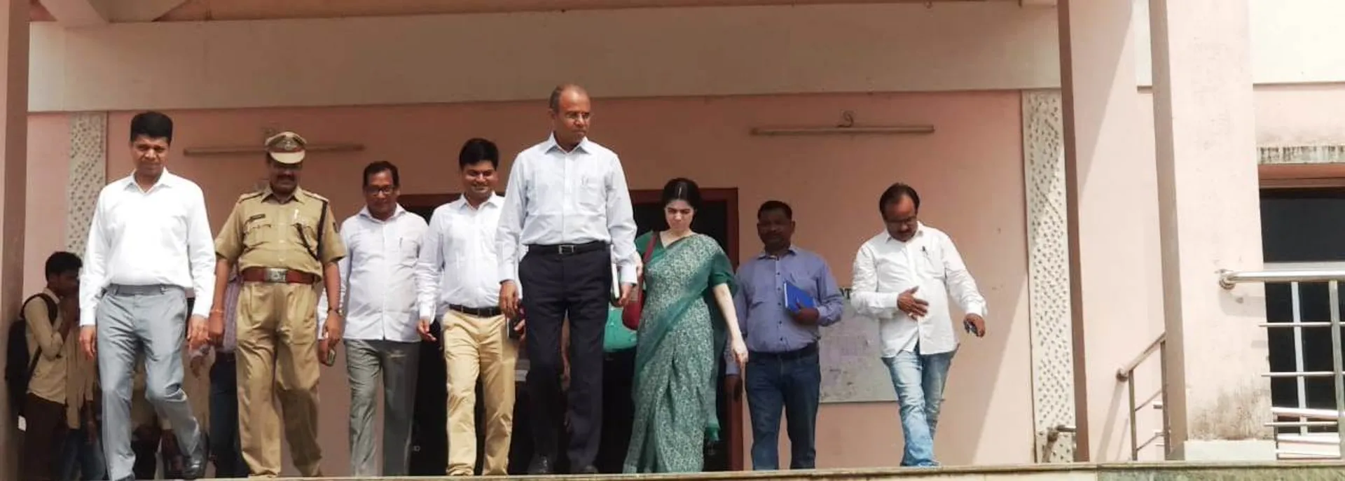 ଦେବଗଡ଼ ଜିଲ୍ଲା ମୁଖ୍ୟ ଚିକିତ୍ସାଳୟରେ ରୋଗୀଙ୍କସହ ଆଲୋଚନା କଲେ ୫ଟି ସଚିବ ଭି.କେ. ପାଣ୍ଡିଆନ