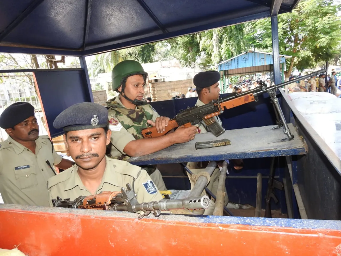 ଶୀତକାଳୀନ ବିଧାନସଭା ଅଧିବେଶନ ପୂର୍ବରୁ ସୁରକ୍ଷା କର୍ମୀ ପ୍ରସ୍ତୁତ। (ଫଟେ: ବିଭୂତି, ଭୁବନେଶ୍ୱର)