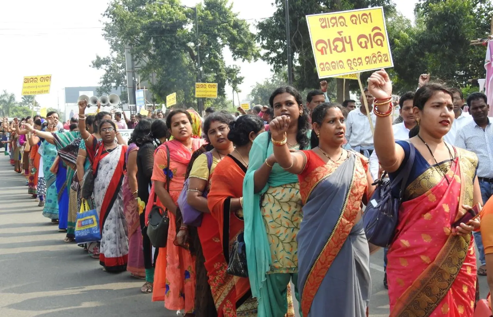 ଭୁବନେଶ୍ୱର: ପିଏମ୍‌ଜି ଛକରେ ମହିଳାଙ୍କ ବିରୋଧ ପ୍ରଦର୍ଶନ।