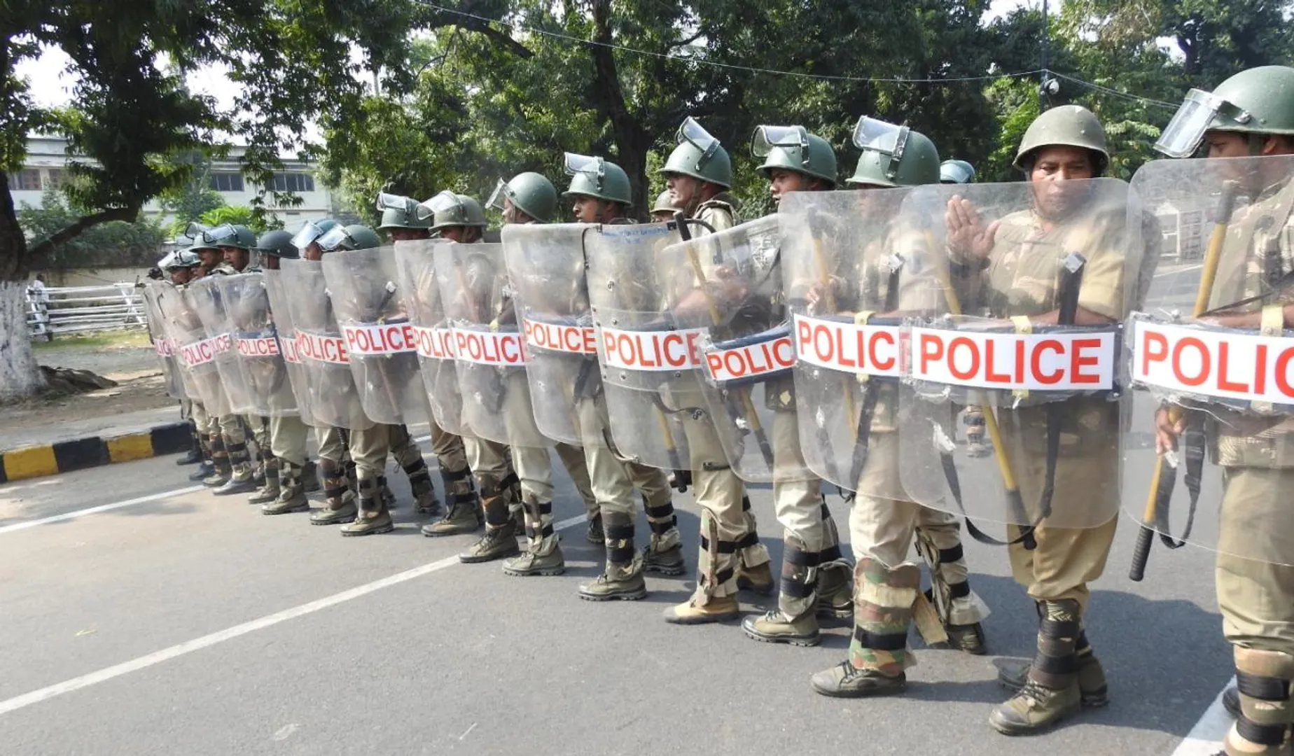 ମହାତ୍ମାଗାନ୍ଧୀ ମାର୍ଗରେ ବିକ୍ଷୋଭ କାରୀଙ୍କୁ ଅଟକାଇବା ପାଇଁ ପ୍ରଶିକ୍ଷଣ। (ଫଟୋ: ବିଭୂତି, ଭୁବନେଶ୍ୱର)