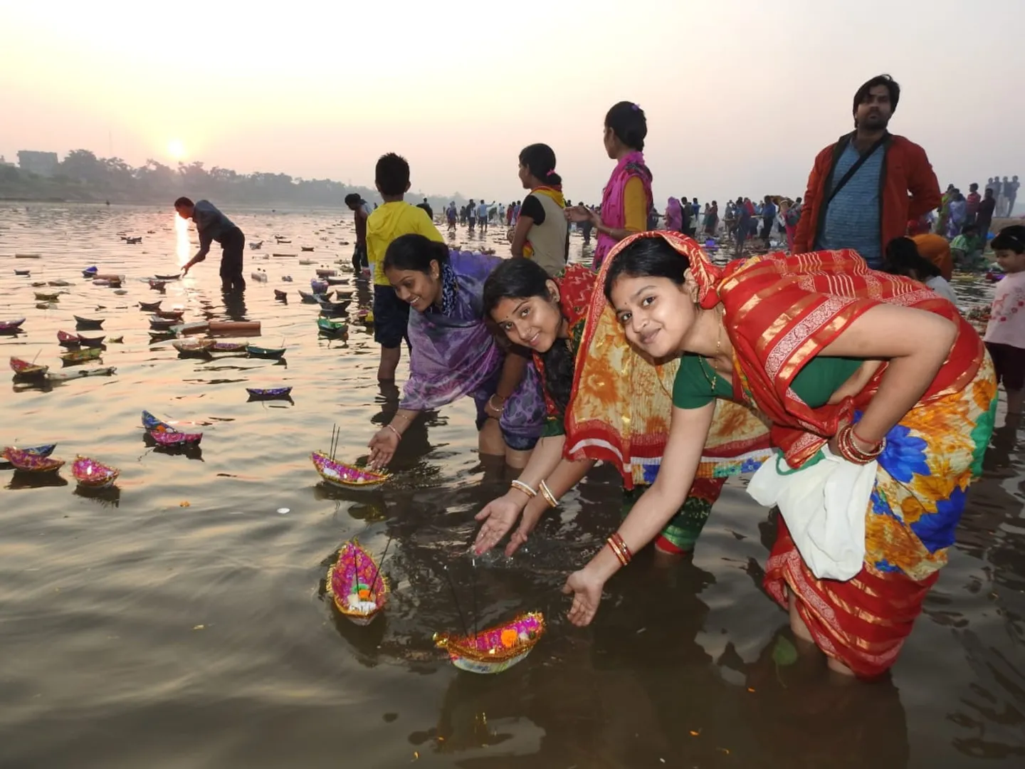 କାର୍ତ୍ତିକ ପୂର୍ଣ୍ଣିମା: ଭୁବନେଶ୍ୱର କୁଆଖାଇ ନଦୀରେ ଡଙ୍ଗା ଭସାଉଛନ୍ତି ଶ୍ରଦ୍ଧାଳୁ।