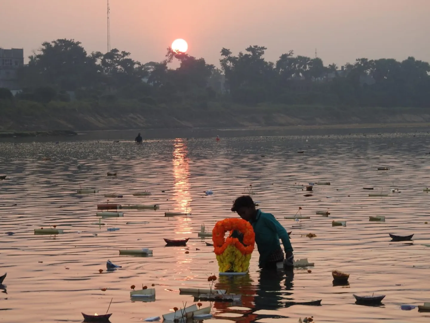 କାର୍ତ୍ତିକ ପୂର୍ଣ୍ଣିମାରେ ସୂର୍ଯ୍ୟୋଦୟର ଦୃଶ୍ୟ। (ଫଟୋ: ବିଭୂତି)