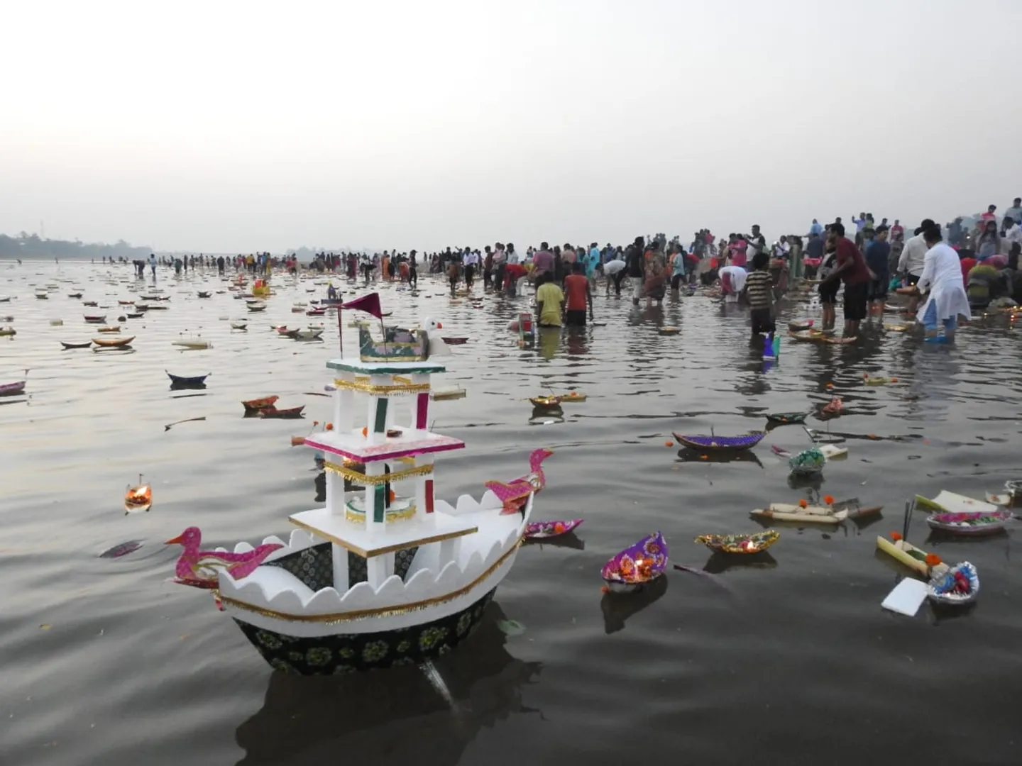 କୁଆଖାଇରେ ସୋଲରୁ ନିର୍ମିତ ବୋଇତ ଆକୃତିର ଡଙ୍ଗା। (ଫଟୋ: ବିଭୂତି)