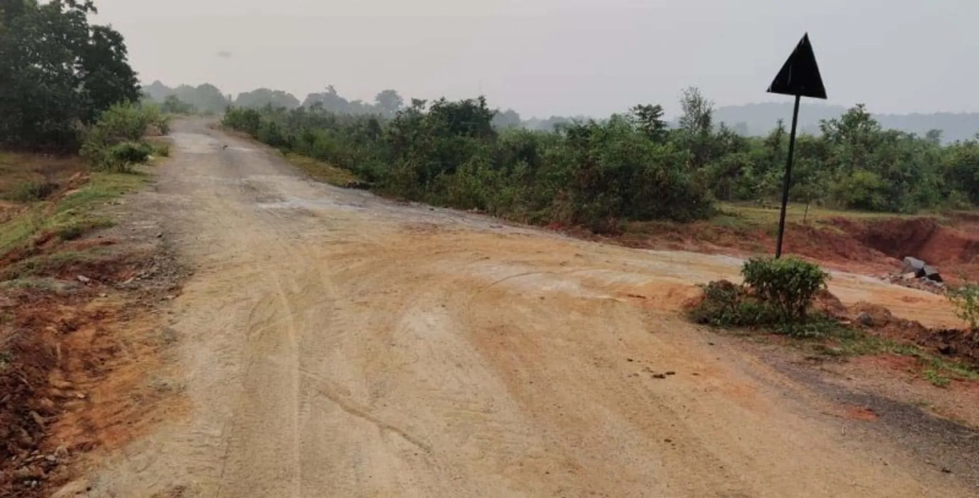 ନୂଆଗାଁ : ଭାରୀଯାନ ଯୋଗୁ ପ୍ରଧାନମନ୍ତ୍ରୀ ସଡ଼କ ନଷ୍ଟ