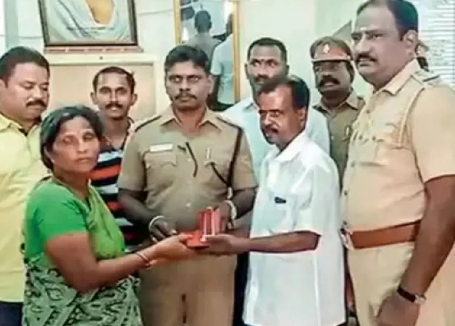 ପୁରୁଣା ଖବରକାଗଜ ସହ ବିକି ଦେଇଥିବା ସୁନା ଅଳଙ୍କାର ଫେରି ପାଇଲେ ମହିଳା