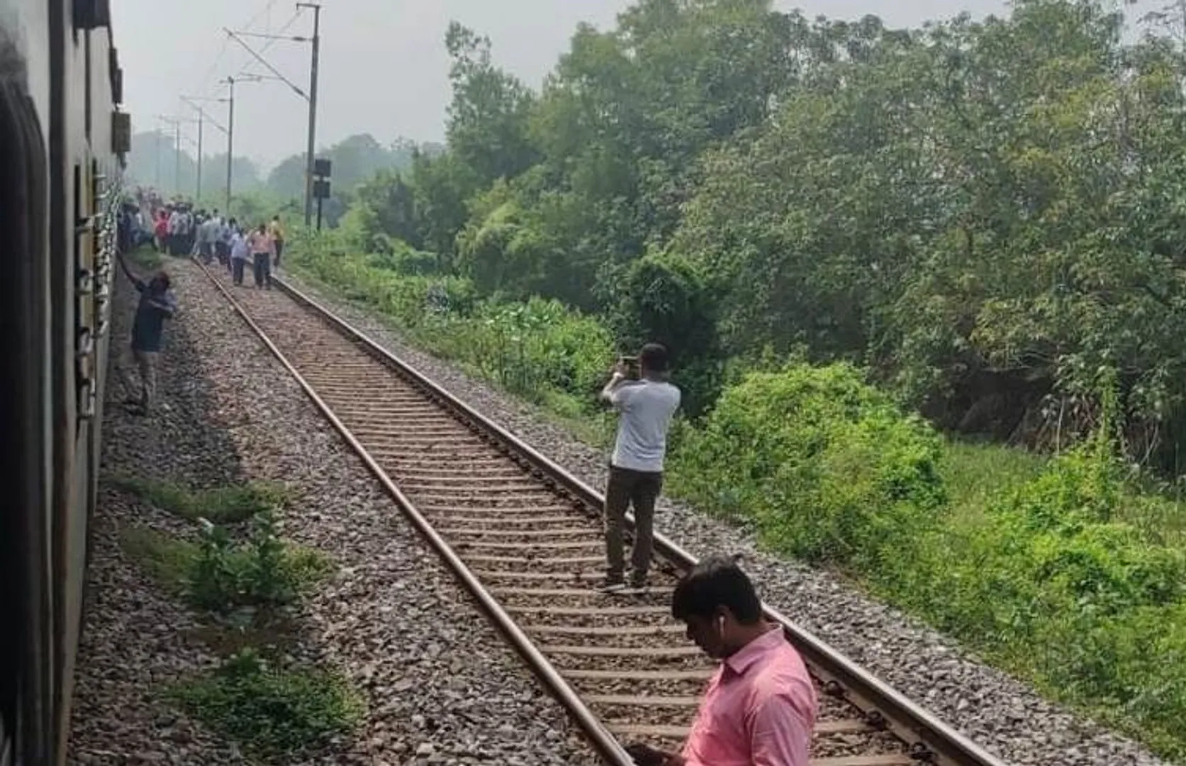 ବଡ଼କୁଳ ରେଳଲାଇନ୍‌ ଉପରେ ଅଧା ବଗି ଛାଡ଼ି ଦୁଇ କିଲୋମିଟର୍‌ ଚାଲିଗଲା ବିଶାଖା ଏକ୍ସ୍‍ପ୍ରେସ୍‌