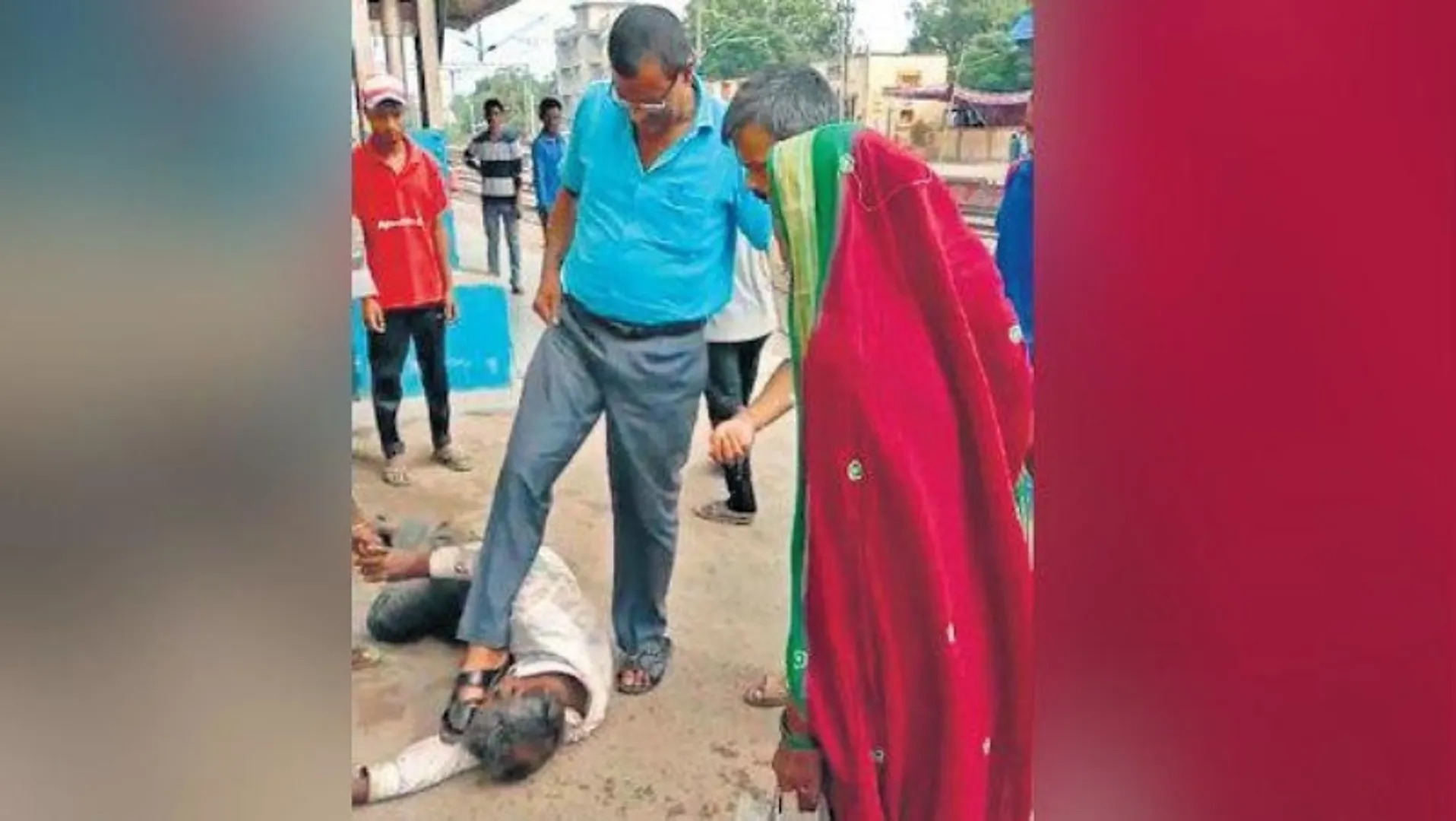 ଜିଆର୍‌ପି ଥାନା ଅଧିକାରୀଙ୍କ ଅଜବ କାଣ୍ଡ: ଅଚେତ ଯାତ୍ରୀଙ୍କୁ ଡାକ୍ତରଖାନା ନେବା ପରିବର୍ତ୍ତେ ଶୁଙ୍ଘାଇଲେ ଚପଲ